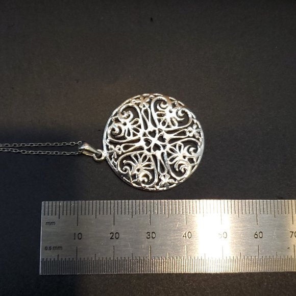 18 Inch 925 Sterling Silver Fancy Design Large Circle Heavy Pendant Necklace - Picture 6 of 7